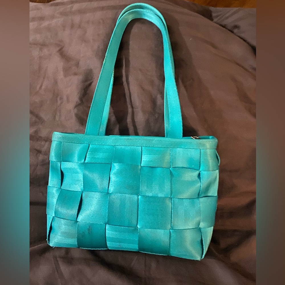 Harvey’s seatbelt bag
